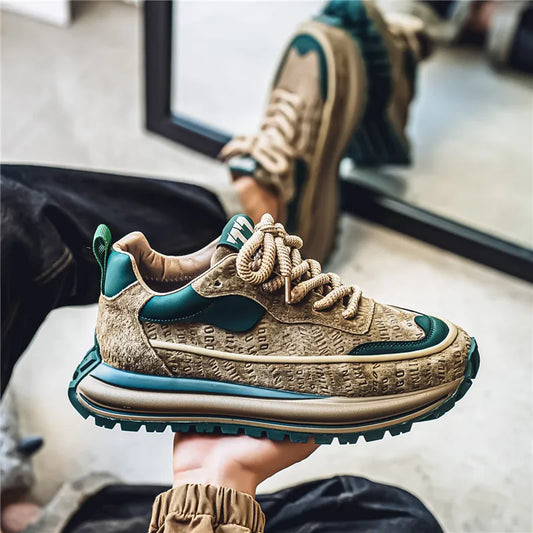 Tênis de sola grossa