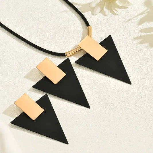 Conjunto de colar e grandes brincos triangulares