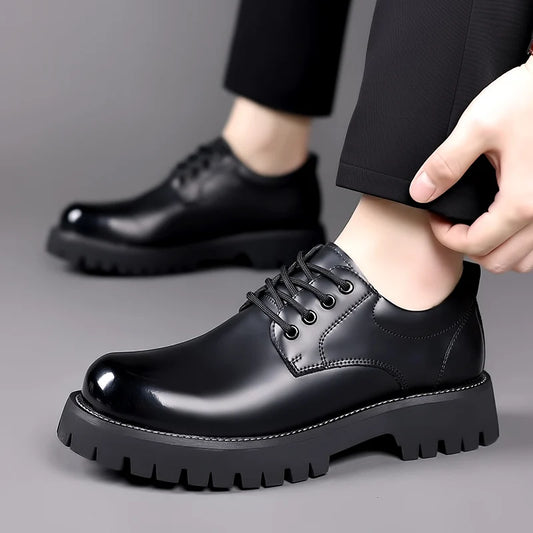 Sapatos de couro de sola grossa