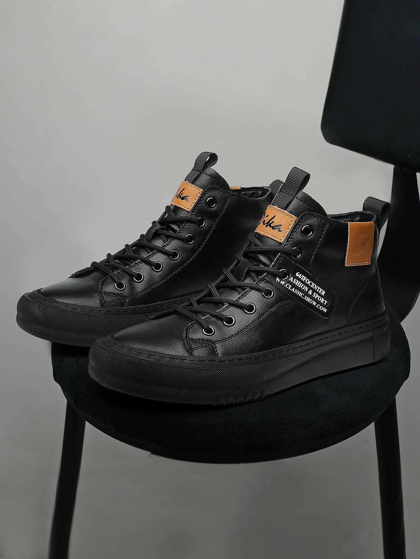 Tenis casuais de sola grossa