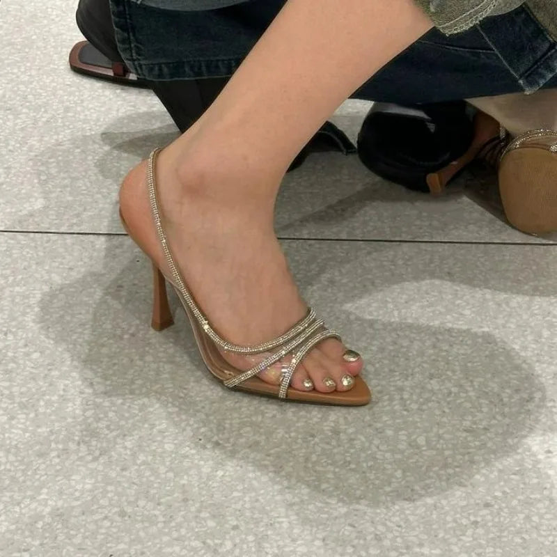 Sapatos de salto alto de cristal