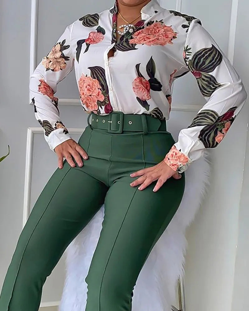 Camisa estampada e calças de cintura alta para mulheres