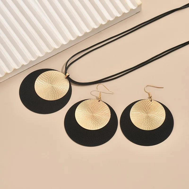 Conjunto de colar e grandes brincos redondos