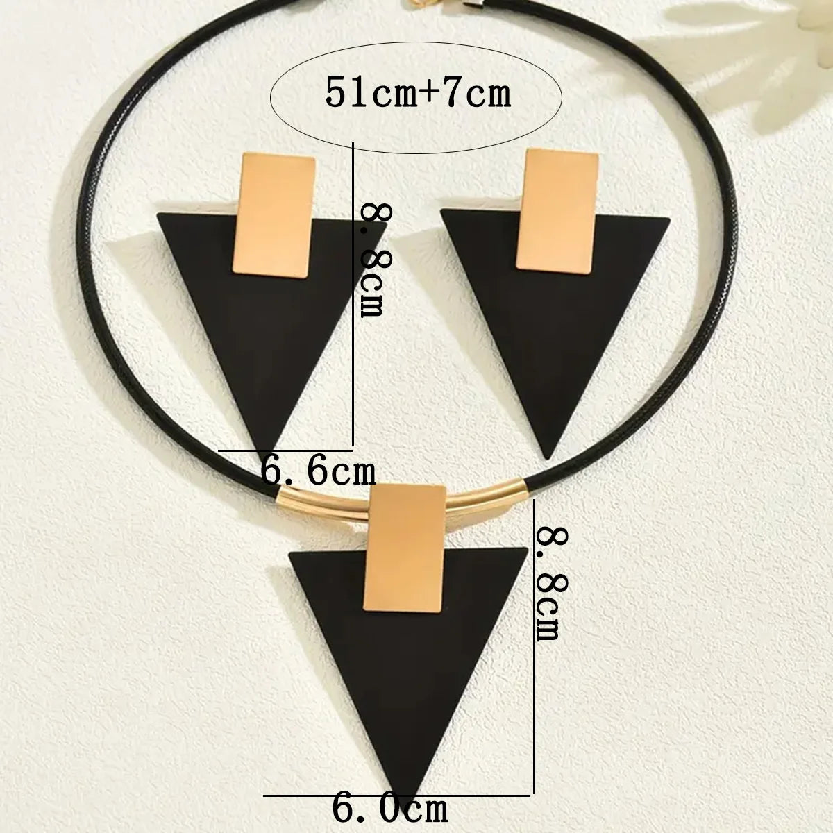 Conjunto de colar e grandes brincos triangulares