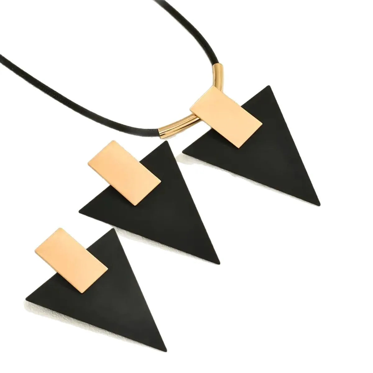 Conjunto de colar e grandes brincos triangulares