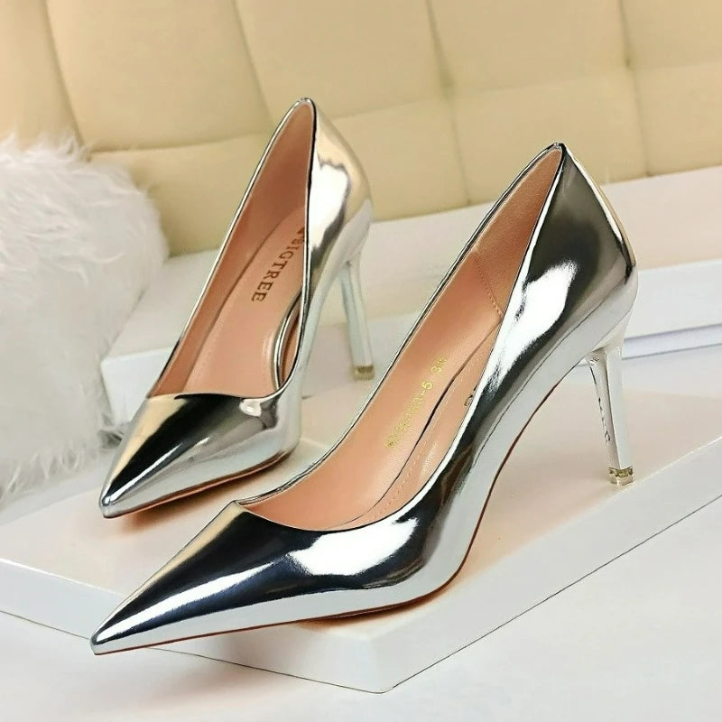 Sapatos de salto alto femininos em verniz