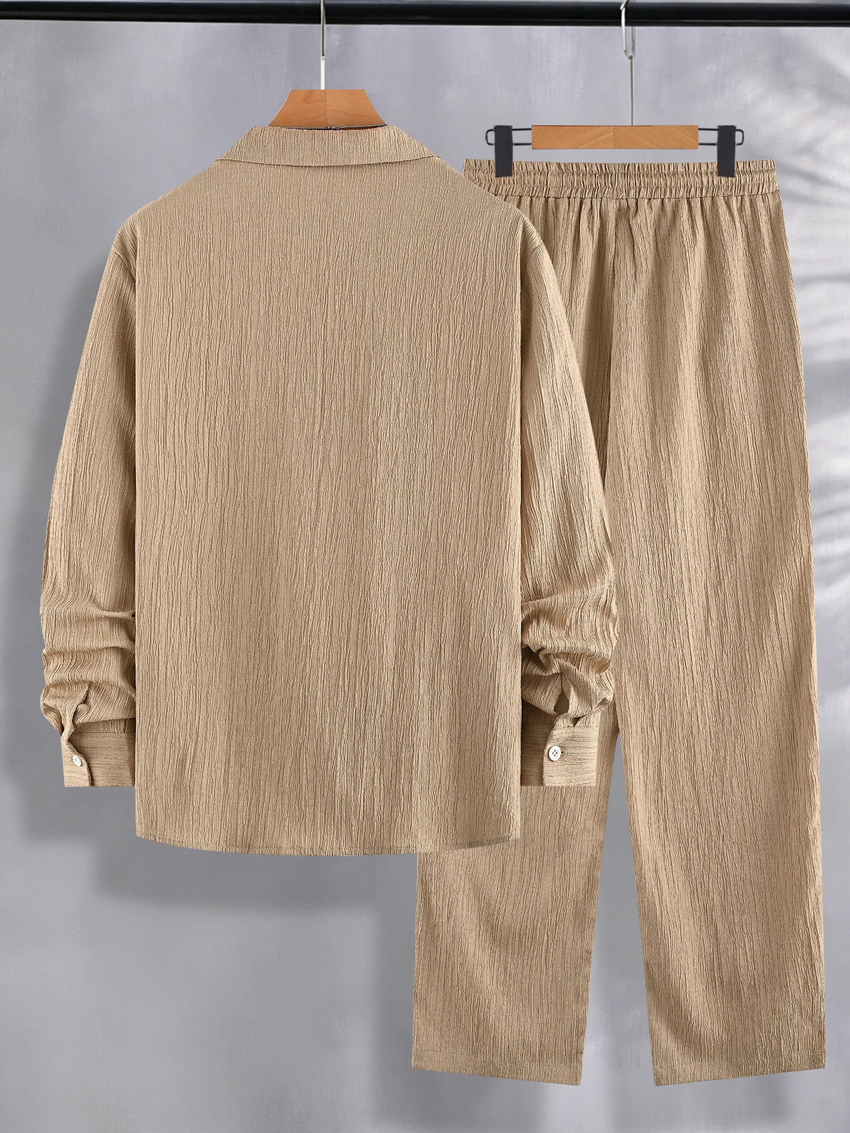 Conjunto Masculino com Camisa Listrada e Calças