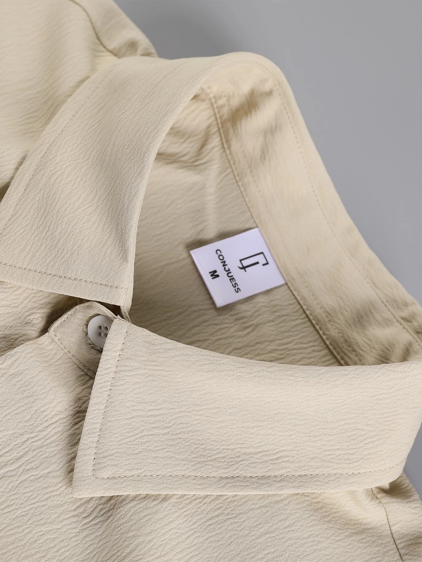 Conjunto Masculino de Camisa e Calções com Textura Enrugada