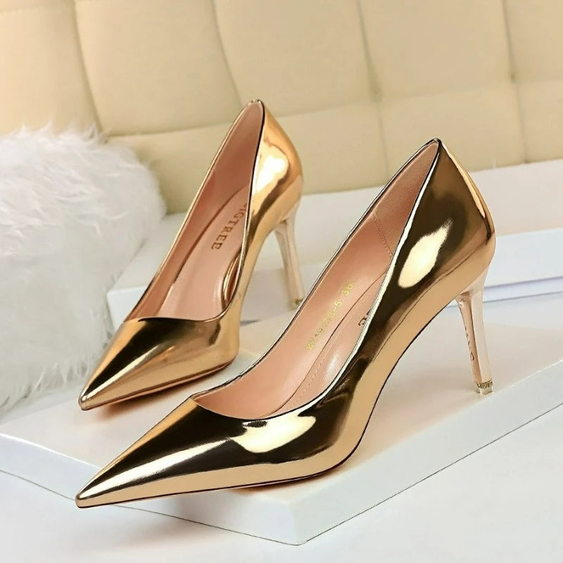 Sapatos de salto alto femininos em verniz