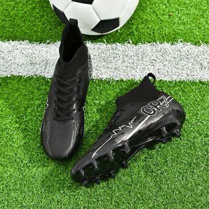 Chuteiras de futebol de cano alto CR7 em pele sintética.