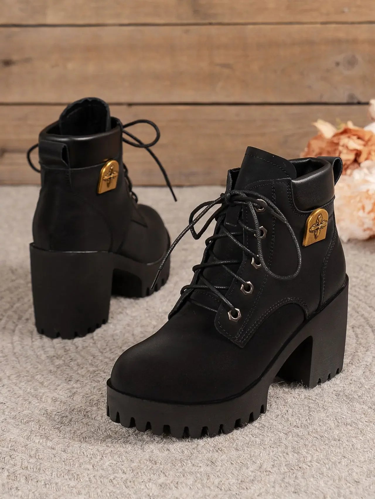 Botas com saltos grossos