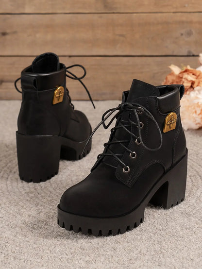Botas com saltos grossos
