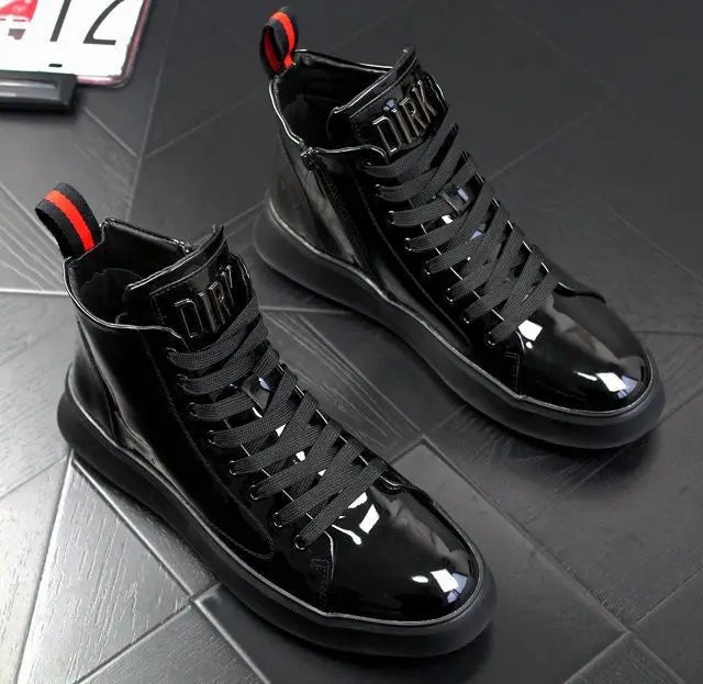 Botas de cano alto em couro envernizado brilhante