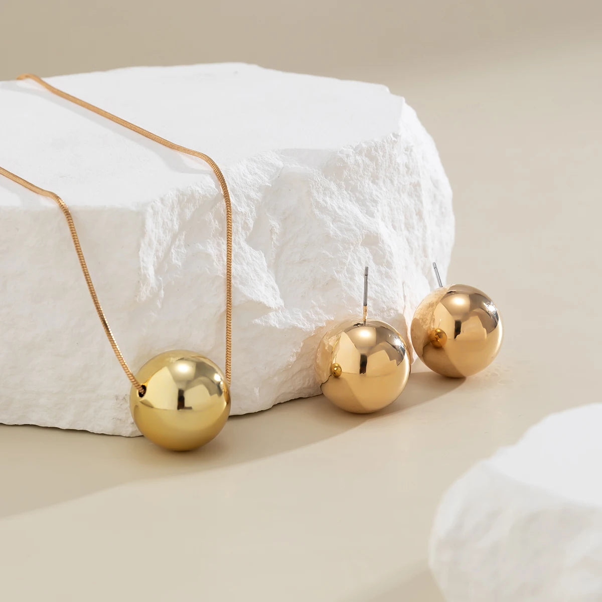 Conjunto de Colar e Brincos com Pingente de Bola