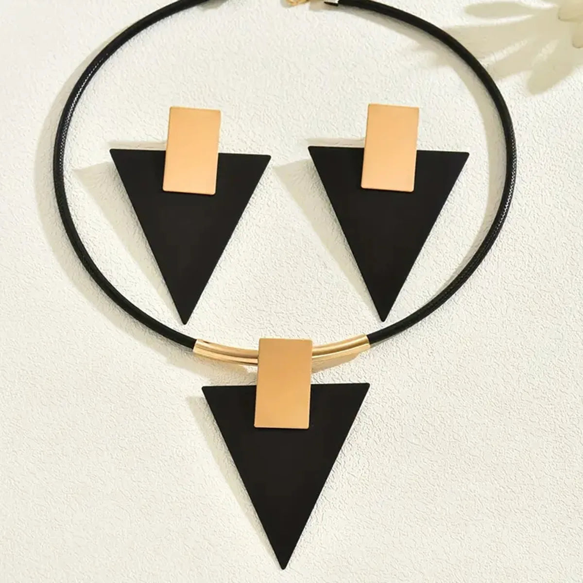 Conjunto de colar e grandes brincos triangulares