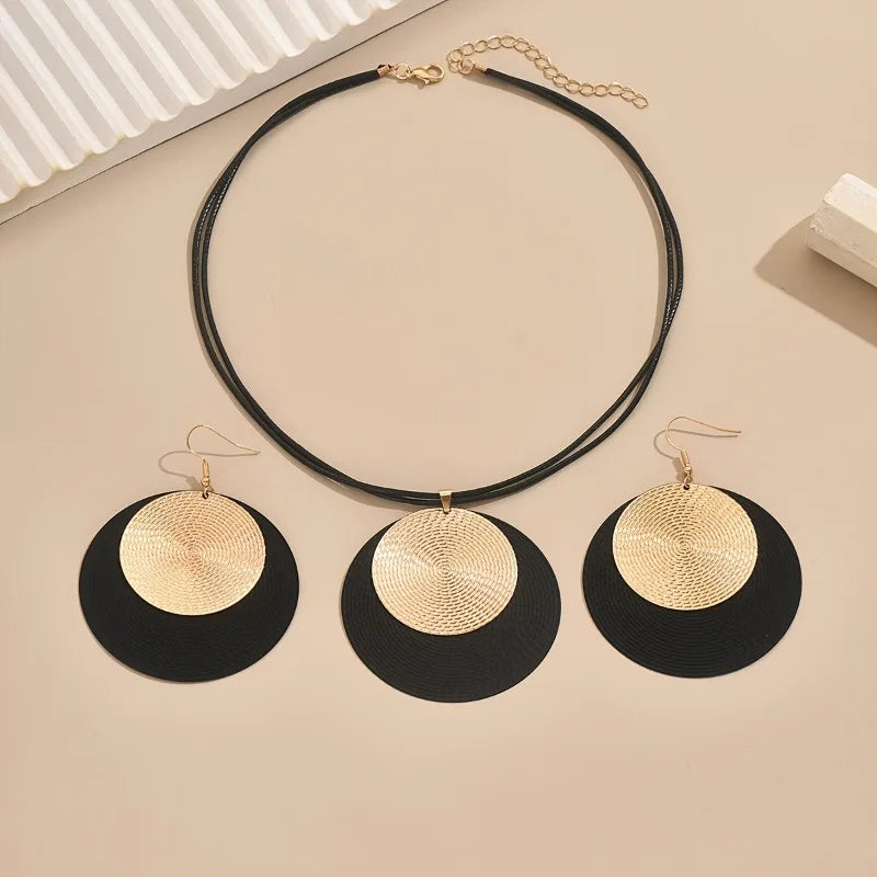 Conjunto de colar e grandes brincos redondos