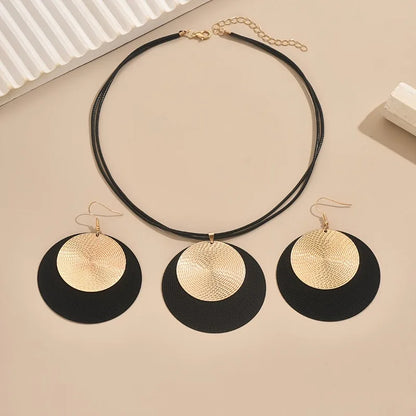 Conjunto de colar e grandes brincos redondos