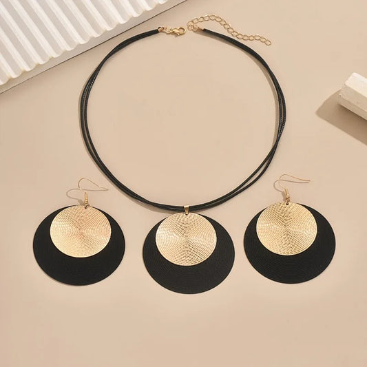 Conjunto de colar e grandes brincos redondos