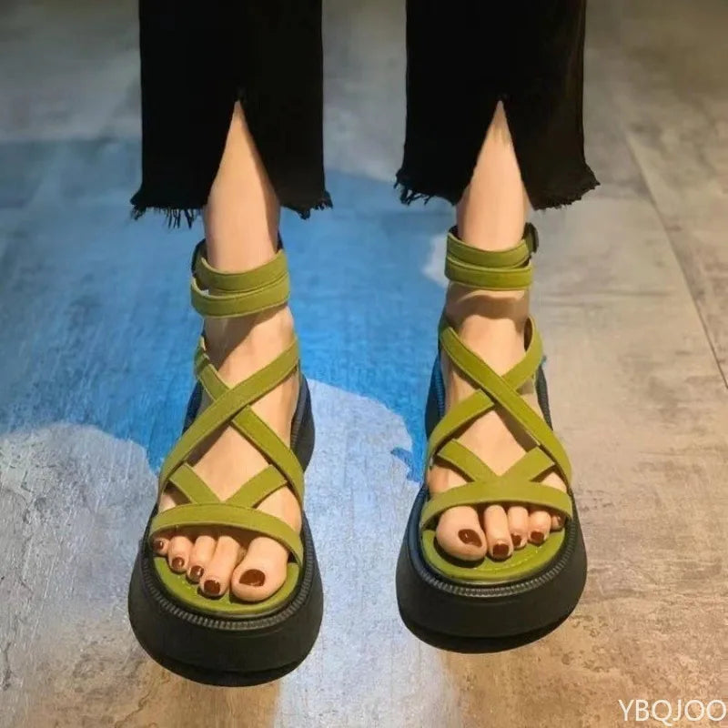 Sandálias Femininas de Plataforma com Tiras – Modelo Romano Casual