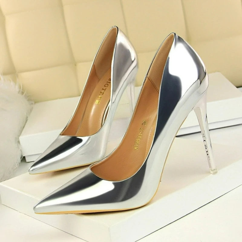 Sapatos de salto alto femininos em verniz