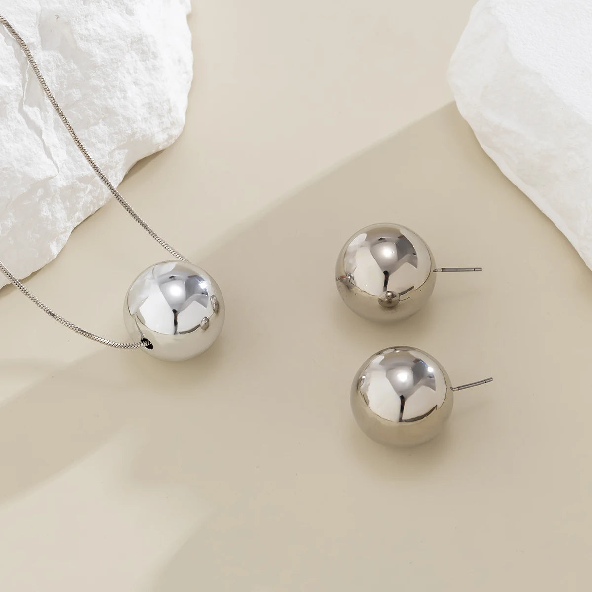 Conjunto de Colar e Brincos com Pingente de Bola