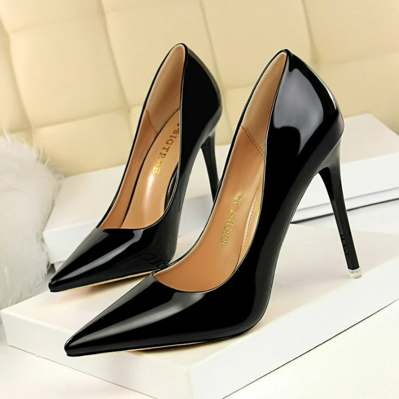 Sapatos de salto alto femininos em verniz