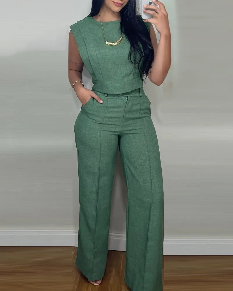 Conjunto gola redonda de manga curta e calças retas