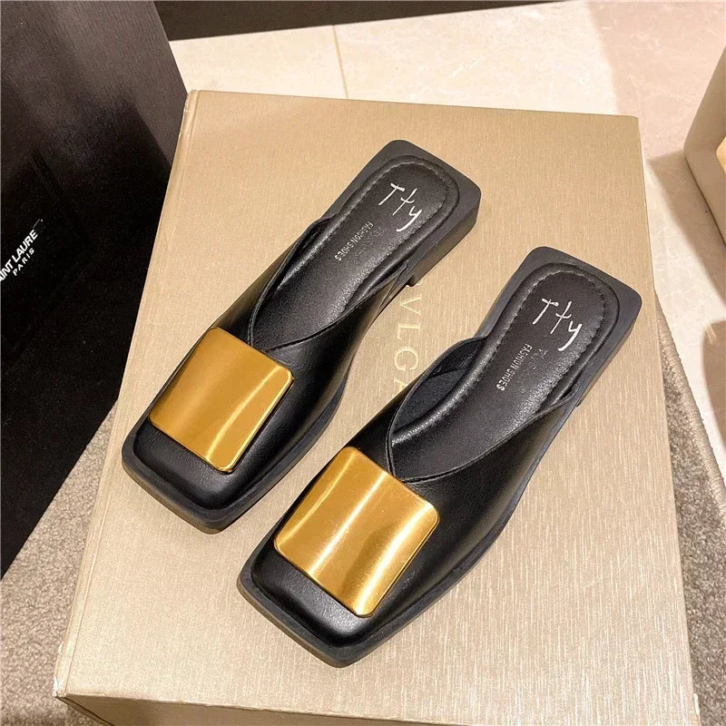 Chinelo Baotou Feminino Verão Retrô com Fivela de Metal