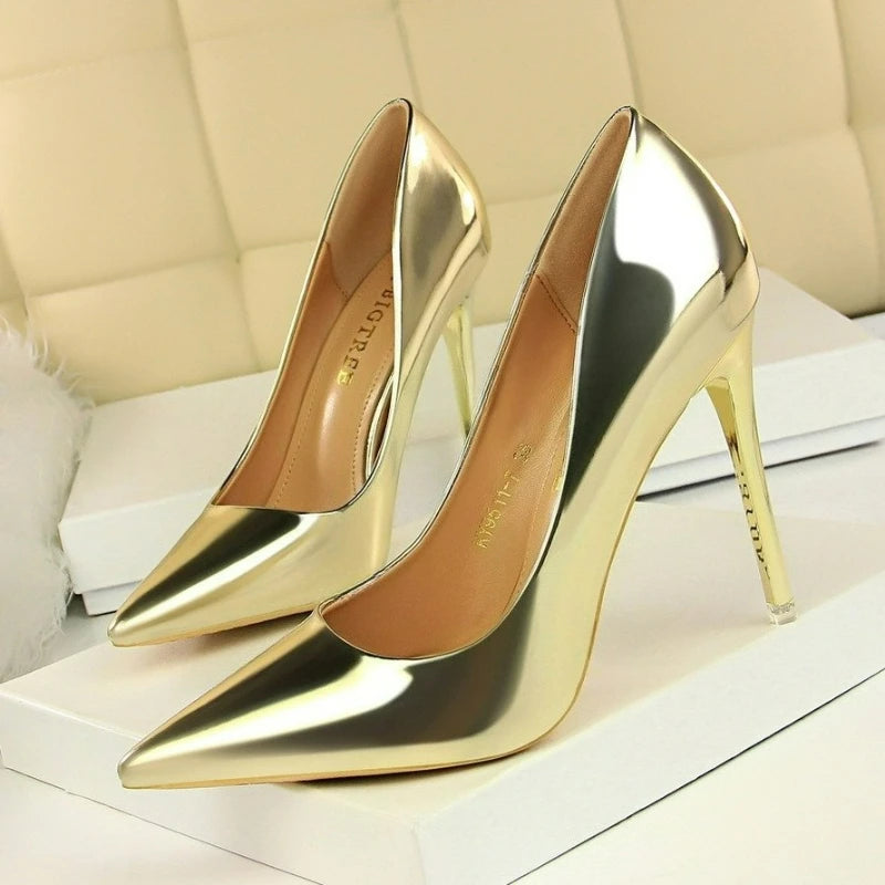 Sapatos de salto alto femininos em verniz