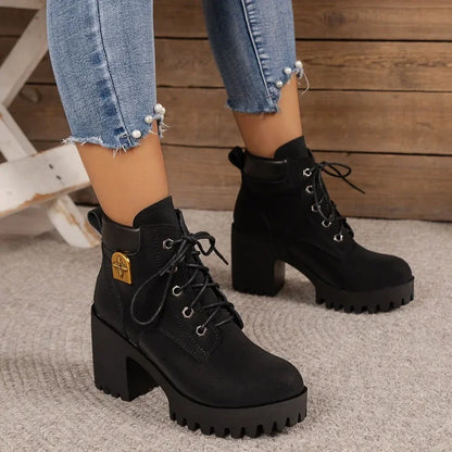 Botas com saltos grossos