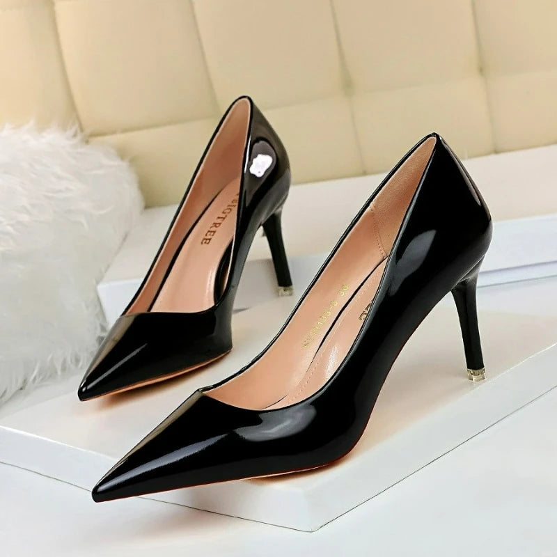 Sapatos de salto alto femininos em verniz