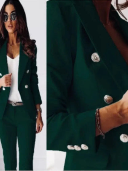 Fato elegante de alfaiataria com abotoamento duplo.
