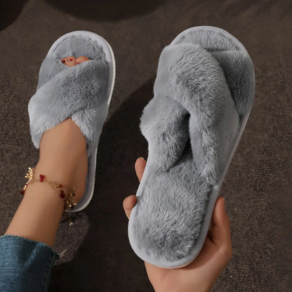 Chinelos peludos cruz