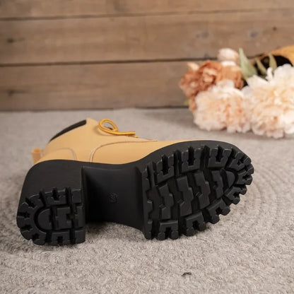 Botas com saltos grossos