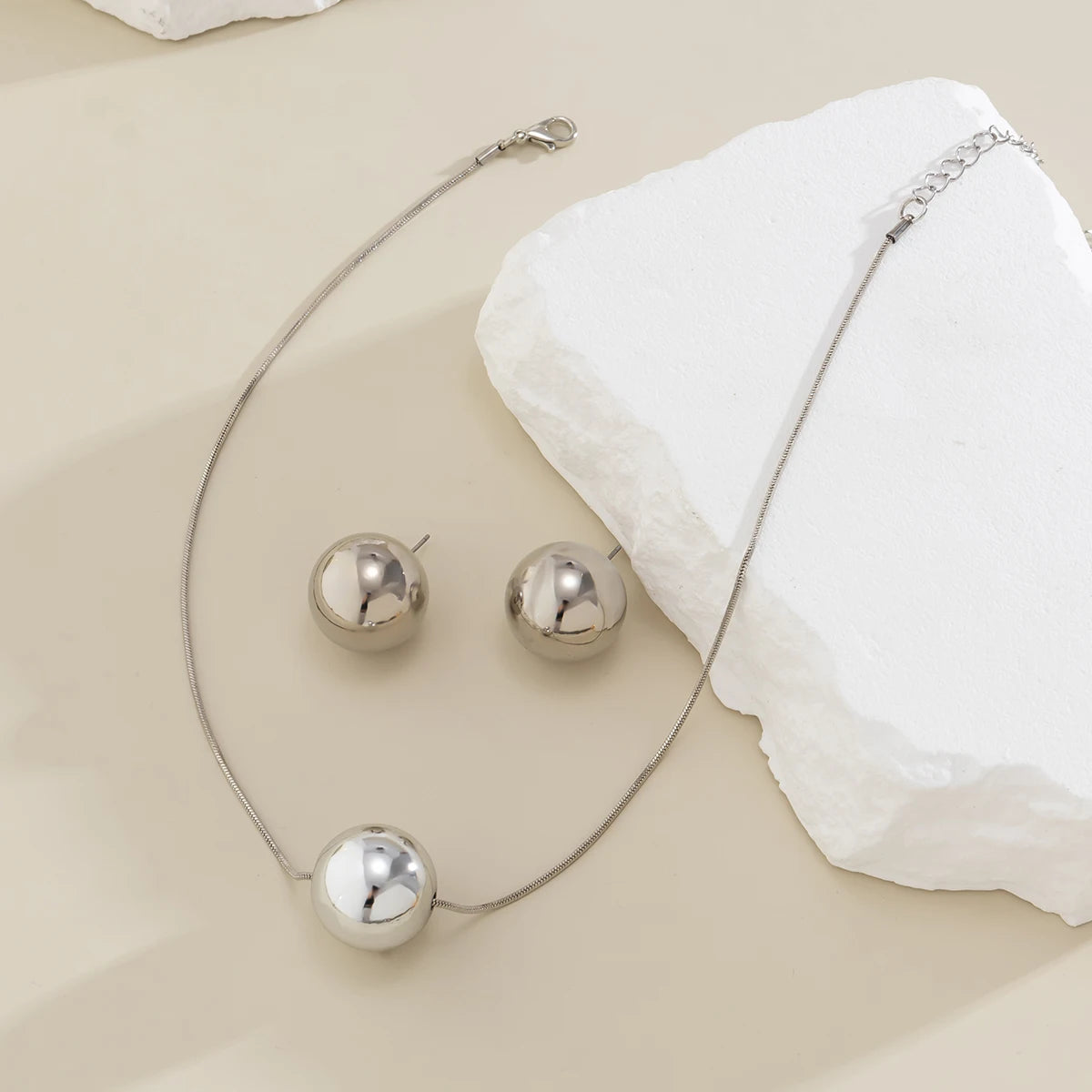 Conjunto de Colar e Brincos com Pingente de Bola
