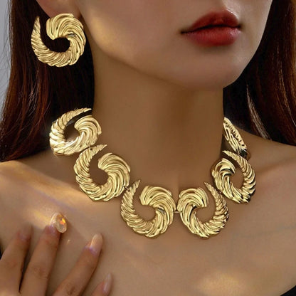 Conjunto de colar e grandes brincos redondos