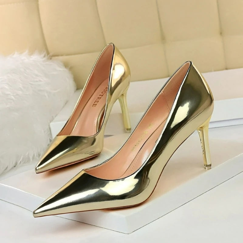 Sapatos de salto alto femininos em verniz