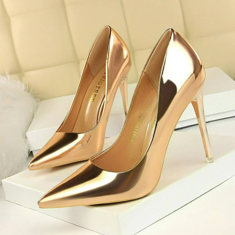 Sapatos de salto alto femininos em verniz