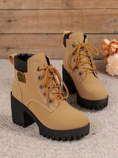 Botas com saltos grossos