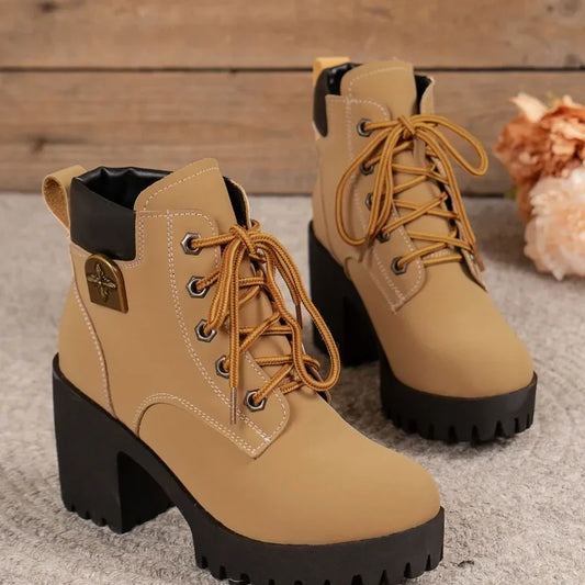 Botas com saltos grossos