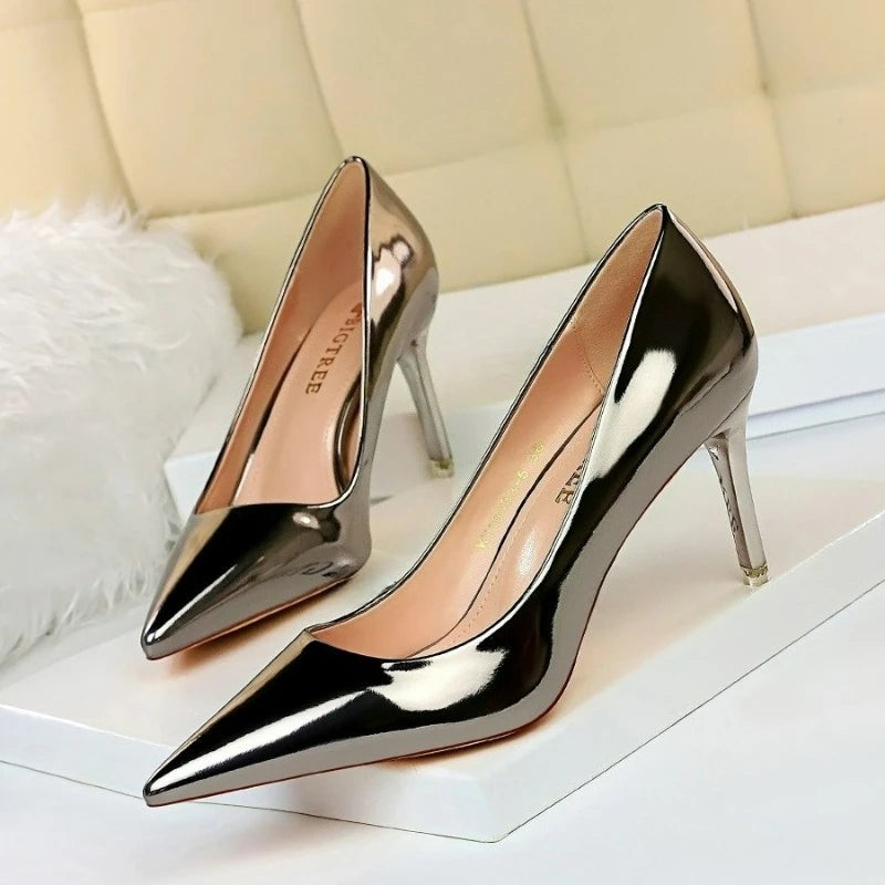 Sapatos de salto alto femininos em verniz