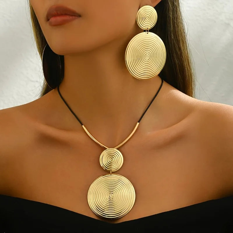 Conjunto de colar e grandes brincos redondos