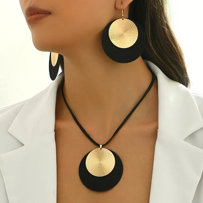 Conjunto de colar e grandes brincos redondos