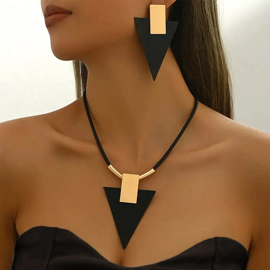 Conjunto de colar e grandes brincos triangulares