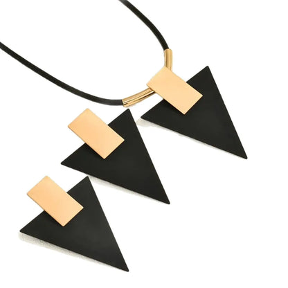 Conjunto de colar e grandes brincos triangulares