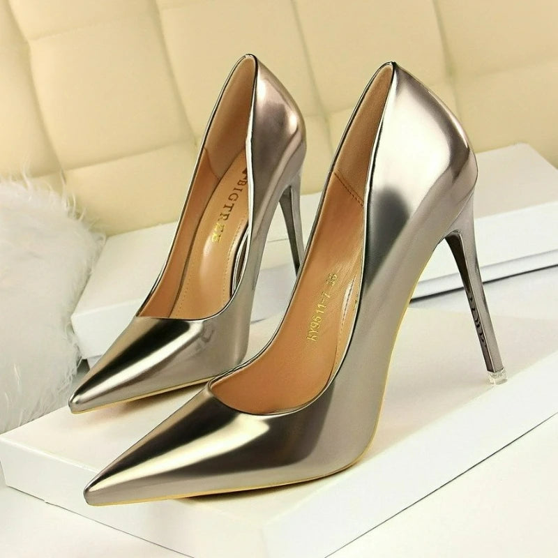 Sapatos de salto alto femininos em verniz